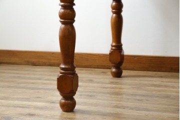 中古　美品　横浜クラシック家具　ダニエル(daniel)　アーリーアメリカンシリーズ　A-344　ヨーロピアンな装飾が上品なダイニングテーブル　(R-075392)