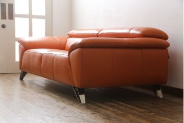 中古　美品　2020年3月頃購入　総本革(レザー)　イタリア　ニコレッティ・ホーム(NICOLETTI HOME)　テスラ(Tesla)　快適な座り心地と高級感ある空間を演出してくれる2.5Pソファ(レザーソファ、アームソファ、ハイバック、ローバック、2人掛け、3人掛け)(定価約54万円)(R-075398)