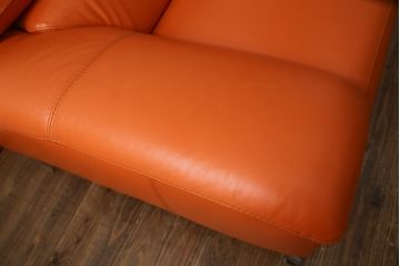 中古　美品　2020年3月頃購入　総本革(レザー)　イタリア　ニコレッティ・ホーム(NICOLETTI HOME)　テスラ(Tesla)　快適な座り心地と高級感ある空間を演出してくれる2.5Pソファ(レザーソファ、アームソファ、ハイバック、ローバック、2人掛け、3人掛け)(定価約54万円)(R-075398)