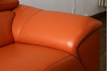 中古　美品　2020年3月頃購入　総本革(レザー)　イタリア　ニコレッティ・ホーム(NICOLETTI HOME)　テスラ(Tesla)　快適な座り心地と高級感ある空間を演出してくれる2.5Pソファ(レザーソファ、アームソファ、ハイバック、ローバック、2人掛け、3人掛け)(定価約54万円)(R-075398)