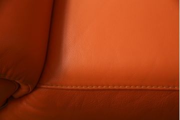 中古　美品　2020年3月頃購入　総本革(レザー)　イタリア　ニコレッティ・ホーム(NICOLETTI HOME)　テスラ(Tesla)　快適な座り心地と高級感ある空間を演出してくれる2.5Pソファ(レザーソファ、アームソファ、ハイバック、ローバック、2人掛け、3人掛け)(定価約54万円)(R-075398)