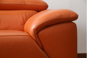 中古　美品　2020年3月頃購入　総本革(レザー)　イタリア　ニコレッティ・ホーム(NICOLETTI HOME)　テスラ(Tesla)　快適な座り心地と高級感ある空間を演出してくれる2.5Pソファ(レザーソファ、アームソファ、ハイバック、ローバック、2人掛け、3人掛け)(定価約54万円)(R-075398)