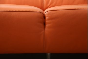中古　美品　2020年3月頃購入　総本革(レザー)　イタリア　ニコレッティ・ホーム(NICOLETTI HOME)　テスラ(Tesla)　快適な座り心地と高級感ある空間を演出してくれる2.5Pソファ(レザーソファ、アームソファ、ハイバック、ローバック、2人掛け、3人掛け)(定価約54万円)(R-075398)