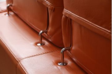 中古　美品　2020年3月頃購入　総本革(レザー)　イタリア　ニコレッティ・ホーム(NICOLETTI HOME)　テスラ(Tesla)　快適な座り心地と高級感ある空間を演出してくれる2.5Pソファ(レザーソファ、アームソファ、ハイバック、ローバック、2人掛け、3人掛け)(定価約54万円)(R-075398)