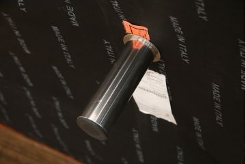 中古　美品　2020年3月頃購入　総本革(レザー)　イタリア　ニコレッティ・ホーム(NICOLETTI HOME)　テスラ(Tesla)　快適な座り心地と高級感ある空間を演出してくれる2.5Pソファ(レザーソファ、アームソファ、ハイバック、ローバック、2人掛け、3人掛け)(定価約54万円)(R-075398)