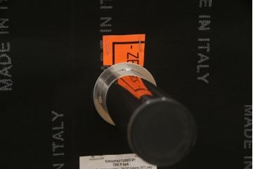 中古　美品　2020年3月頃購入　総本革(レザー)　イタリア　ニコレッティ・ホーム(NICOLETTI HOME)　テスラ(Tesla)　快適な座り心地と高級感ある空間を演出してくれる2.5Pソファ(レザーソファ、アームソファ、ハイバック、ローバック、2人掛け、3人掛け)(定価約54万円)(R-075398)