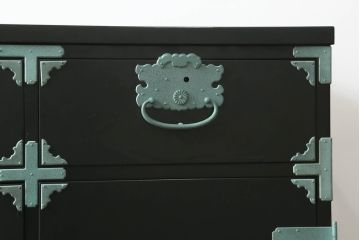 中古　美品　国産　職人手作り　総桐材　深緑色の呂色塗りが魅力的!モダンな桐箪笥(総桐箪笥、総桐たんす、和タンス、収納箪笥、整理箪笥、チェスト、引き出し)(R-075399)