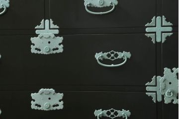 中古　美品　国産　職人手作り　総桐材　深緑色の呂色塗りが魅力的!モダンな桐箪笥(総桐箪笥、総桐たんす、和タンス、収納箪笥、整理箪笥、チェスト、引き出し)(R-075399)