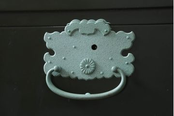 中古　美品　国産　職人手作り　総桐材　深緑色の呂色塗りが魅力的!モダンな桐箪笥(総桐箪笥、総桐たんす、和タンス、収納箪笥、整理箪笥、チェスト、引き出し)(R-075399)