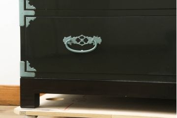 中古　美品　国産　職人手作り　総桐材　深緑色の呂色塗りが魅力的!モダンな桐箪笥(総桐箪笥、総桐たんす、和タンス、収納箪笥、整理箪笥、チェスト、引き出し)(R-075399)