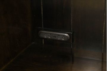 中古　美品　星野民芸(星野民藝)　落ち着いたシックな色合いが魅力の高山式食器棚(水屋箪笥、和風キャビネット、飾り棚、収納棚、戸棚)(R-075403)