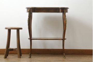 中古　イギリス　メートランドスミス(MAITLAND SMITH)　細部まで拘りあるデザインが素敵なサイドテーブル(コンソールテーブル、飾り棚、花台、英国、店舗什器)(R-075404)