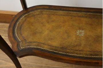 中古　イギリス　メートランドスミス(MAITLAND SMITH)　細部まで拘りあるデザインが素敵なサイドテーブル(コンソールテーブル、飾り棚、花台、英国、店舗什器)(R-075404)