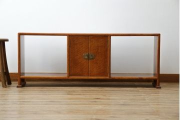 中古　高級品!!　木工作家品　無垢材　李朝デザイン　真鍮金具　漆塗り　シンプルながらも存在感のある飾り棚(朝鮮棚、収納棚、サイドボード、リビングボード)(定価推定約50〜80万円)(R-075407)