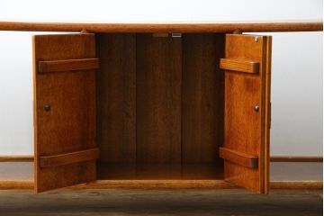 中古　高級品!!　木工作家品　無垢材　李朝デザイン　真鍮金具　漆塗り　シンプルながらも存在感のある飾り棚(朝鮮棚、収納棚、サイドボード、リビングボード)(定価推定約50〜80万円)(R-075407)