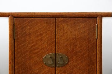 中古　高級品!!　木工作家品　無垢材　李朝デザイン　真鍮金具　漆塗り　シンプルながらも存在感のある飾り棚(朝鮮棚、収納棚、サイドボード、リビングボード)(定価推定約50〜80万円)(R-075407)