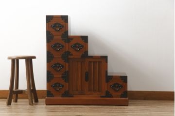 中古　美品!!　楡(ニレ)材　両面使いできる重厚な階段箪笥(和箪笥、和タンス、収納箪笥)(R-075409)