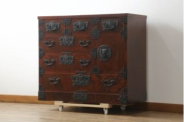 中古　美品　岩谷堂箪笥　力強い木目と重厚感のある金具が目を惹く和箪笥(引き出し、サイドボード、サイドチェスト、収納箪笥、衣装箪笥、整理箪笥)(R-075410)