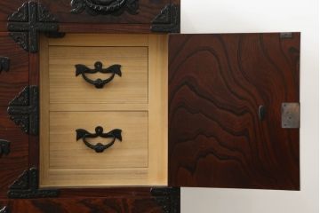 中古　美品　岩谷堂箪笥　力強い木目と重厚感のある金具が目を惹く和箪笥(引き出し、サイドボード、サイドチェスト、収納箪笥、衣装箪笥、整理箪笥)(R-075410)