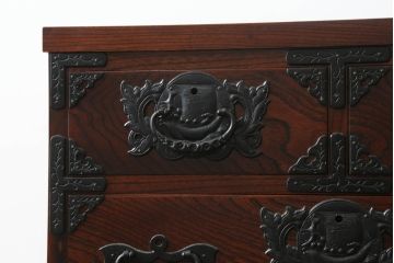 中古　美品　岩谷堂箪笥　力強い木目と重厚感のある金具が目を惹く和箪笥(引き出し、サイドボード、サイドチェスト、収納箪笥、衣装箪笥、整理箪笥)(R-075410)