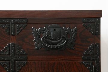 中古　美品　岩谷堂箪笥　力強い木目と重厚感のある金具が目を惹く和箪笥(引き出し、サイドボード、サイドチェスト、収納箪笥、衣装箪笥、整理箪笥)(R-075410)