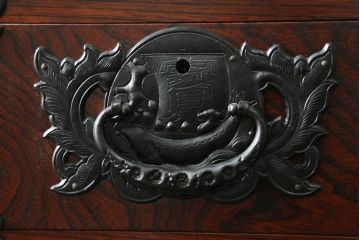 中古　美品　岩谷堂箪笥　力強い木目と重厚感のある金具が目を惹く和箪笥(引き出し、サイドボード、サイドチェスト、収納箪笥、衣装箪笥、整理箪笥)(R-075410)