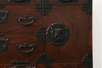 中古　美品　岩谷堂箪笥　力強い木目と重厚感のある金具が目を惹く和箪笥(引き出し、サイドボード、サイドチェスト、収納箪笥、衣装箪笥、整理箪笥)(R-075410)