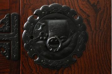 中古　美品　岩谷堂箪笥　力強い木目と重厚感のある金具が目を惹く和箪笥(引き出し、サイドボード、サイドチェスト、収納箪笥、衣装箪笥、整理箪笥)(R-075410)
