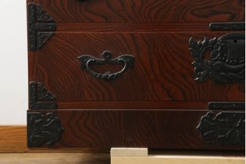 中古　美品　岩谷堂箪笥　力強い木目と重厚感のある金具が目を惹く和箪笥(引き出し、サイドボード、サイドチェスト、収納箪笥、衣装箪笥、整理箪笥)(R-075410)