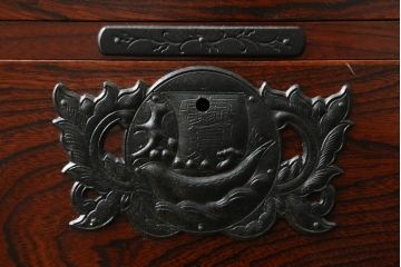 中古　美品　岩谷堂箪笥　力強い木目と重厚感のある金具が目を惹く和箪笥(引き出し、サイドボード、サイドチェスト、収納箪笥、衣装箪笥、整理箪笥)(R-075410)