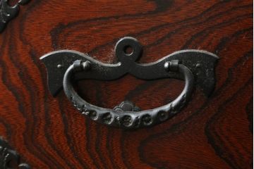 中古　美品　岩谷堂箪笥　力強い木目と重厚感のある金具が目を惹く和箪笥(引き出し、サイドボード、サイドチェスト、収納箪笥、衣装箪笥、整理箪笥)(R-075410)