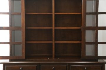 中古　北海道民芸家具　シックな佇まいが魅力的な品格あるカップボード(食器棚、収納棚、戸棚)(R-075413)
