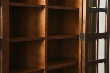 中古　北海道民芸家具　シックな佇まいが魅力的な品格あるカップボード(食器棚、収納棚、戸棚)(R-075413)