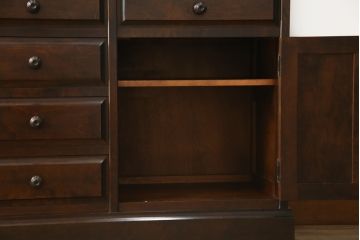 中古　北海道民芸家具　シックな佇まいが魅力的な品格あるカップボード(食器棚、収納棚、戸棚)(R-075413)