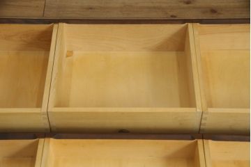 中古　北海道民芸家具　シックな佇まいが魅力的な品格あるカップボード(食器棚、収納棚、戸棚)(R-075413)