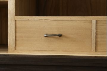 和製ビンテージ　国産　職人手造り　着色仕上げ　金具の意匠が素敵な桐箪笥(並厚、桐たんす、和タンス、衣装箪笥、引き出し、チェスト、ヴィンテージ)(R-075417)