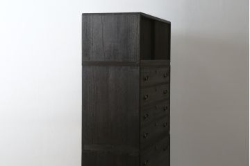和製ビンテージ　国産　職人手造り　着色仕上げ　金具の意匠が素敵な桐箪笥(並厚、桐たんす、和タンス、衣装箪笥、引き出し、チェスト、ヴィンテージ)(R-075417)