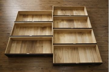 和製ビンテージ　国産　職人手造り　着色仕上げ　金具の意匠が素敵な桐箪笥(並厚、桐たんす、和タンス、衣装箪笥、引き出し、チェスト、ヴィンテージ)(R-075417)