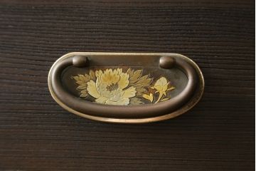 和製ビンテージ　国産　職人手造り　着色仕上げ　金具の意匠が素敵な桐箪笥(並厚、桐たんす、和タンス、衣装箪笥、引き出し、チェスト、ヴィンテージ)(R-075417)