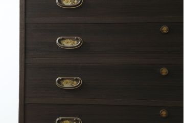 和製ビンテージ　国産　職人手造り　着色仕上げ　金具の意匠が素敵な桐箪笥(並厚、桐たんす、和タンス、衣装箪笥、引き出し、チェスト、ヴィンテージ)(R-075417)