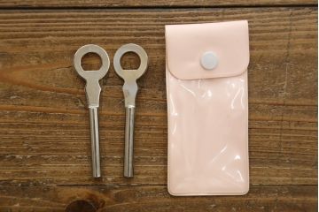 和製ビンテージ　国産　職人手造り　着色仕上げ　金具の意匠が素敵な桐箪笥(並厚、桐たんす、和タンス、衣装箪笥、引き出し、チェスト、ヴィンテージ)(R-075417)