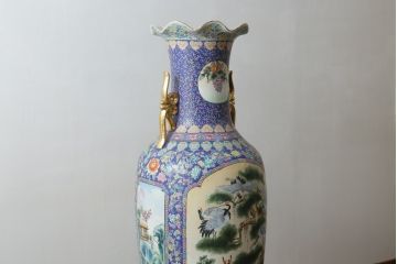 中国　色絵　粉彩　多種多様な絵付けと堂々とした佇まいが魅力の特大壷(定価約120万円)(鶴、ツル、鹿、花鳥、窓絵、飾り壺、置物)(R-075418)