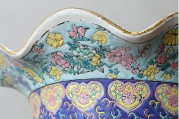 中国　色絵　粉彩　多種多様な絵付けと堂々とした佇まいが魅力の特大壷(定価約120万円)(鶴、ツル、鹿、花鳥、窓絵、飾り壺、置物)(R-075418)