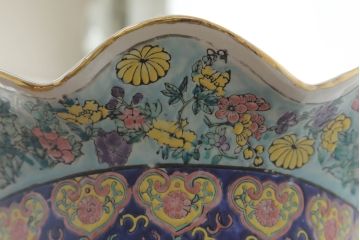 中国　色絵　粉彩　多種多様な絵付けと堂々とした佇まいが魅力の特大壷(定価約120万円)(鶴、ツル、鹿、花鳥、窓絵、飾り壺、置物)(R-075418)