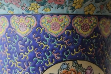中国　色絵　粉彩　多種多様な絵付けと堂々とした佇まいが魅力の特大壷(定価約120万円)(鶴、ツル、鹿、花鳥、窓絵、飾り壺、置物)(R-075418)
