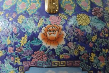中国　色絵　粉彩　多種多様な絵付けと堂々とした佇まいが魅力の特大壷(定価約120万円)(鶴、ツル、鹿、花鳥、窓絵、飾り壺、置物)(R-075418)
