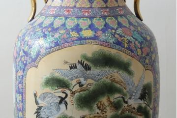 中国　色絵　粉彩　多種多様な絵付けと堂々とした佇まいが魅力の特大壷(定価約120万円)(鶴、ツル、鹿、花鳥、窓絵、飾り壺、置物)(R-075418)