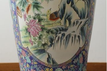 中国　色絵　粉彩　多種多様な絵付けと堂々とした佇まいが魅力の特大壷(定価約120万円)(鶴、ツル、鹿、花鳥、窓絵、飾り壺、置物)(R-075418)