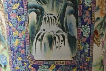 中国　色絵　粉彩　多種多様な絵付けと堂々とした佇まいが魅力の特大壷(定価約120万円)(鶴、ツル、鹿、花鳥、窓絵、飾り壺、置物)(R-075418)
