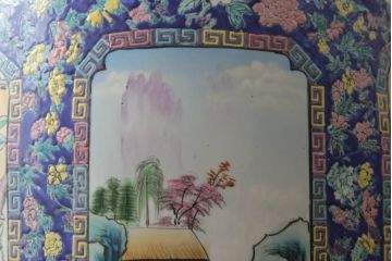 中国　色絵　粉彩　多種多様な絵付けと堂々とした佇まいが魅力の特大壷(定価約120万円)(鶴、ツル、鹿、花鳥、窓絵、飾り壺、置物)(R-075418)